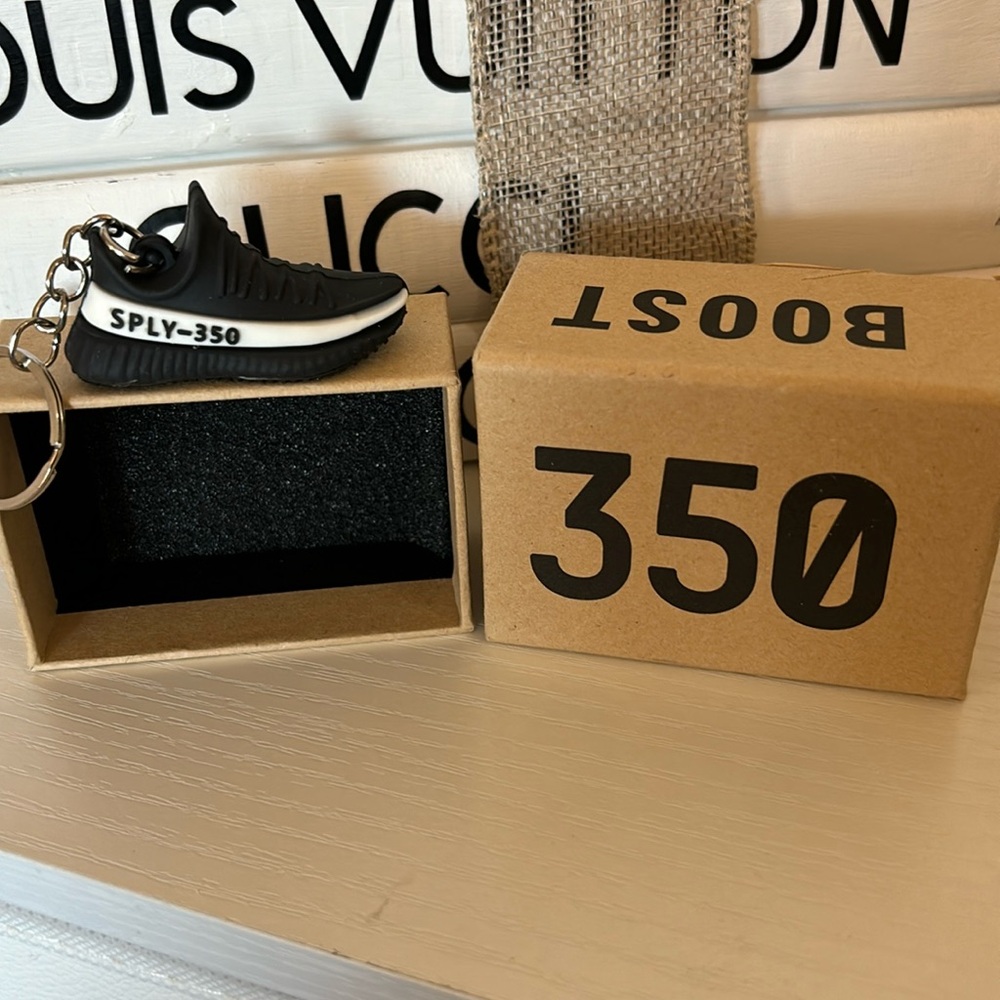 RUBBER KEYCHAIN, COMES WITH BOX